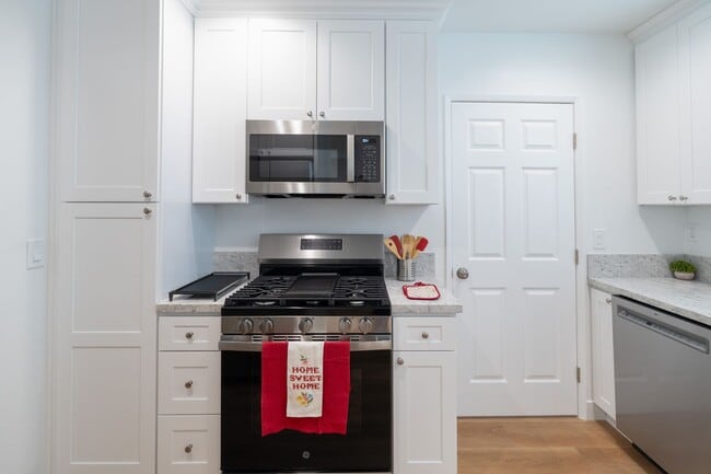 Building Photo - Charming 3 Bedrooms 2 Bathrooms Home $4,00...