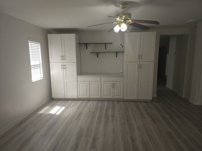 Building Photo - Stunning 4-Bedroom, 2.5-Bathroom Home with...