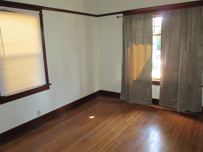 Building Photo - Large 4 Bedroom Craftsman Style Home in No...