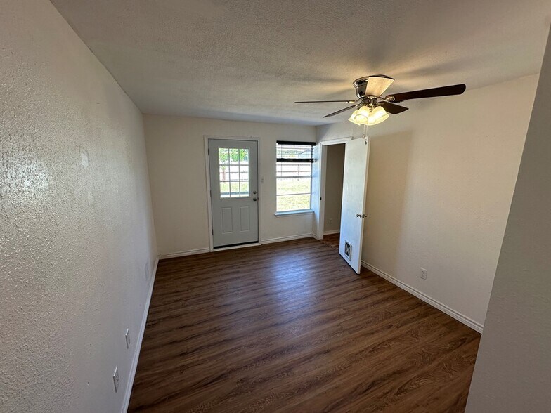 Building Photo - 2110 Glenwood Dr