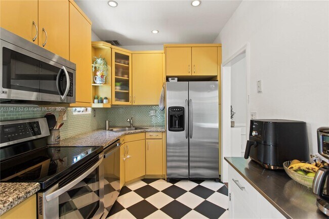 Building Photo - 604 Alcazar Ave