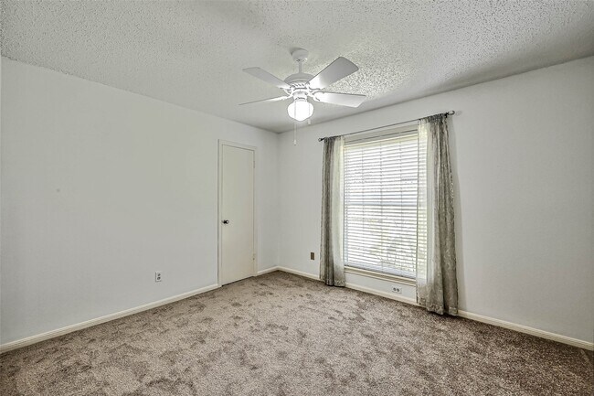 Building Photo - 2922 Lakefield Way