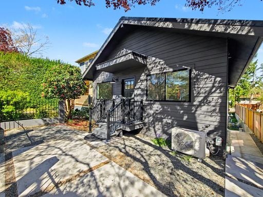 Building Photo - AVAILABLE MAY 1ST! Fully Remodeled Lower Unit with Private Entrance in Columbia City Neighborhood