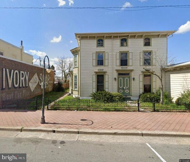 Building Photo - 516 N High St