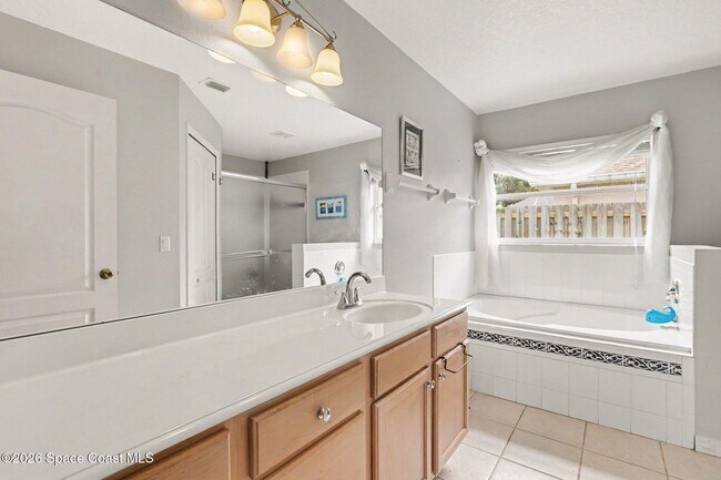 Building Photo - 1575 Sun Gazer Dr