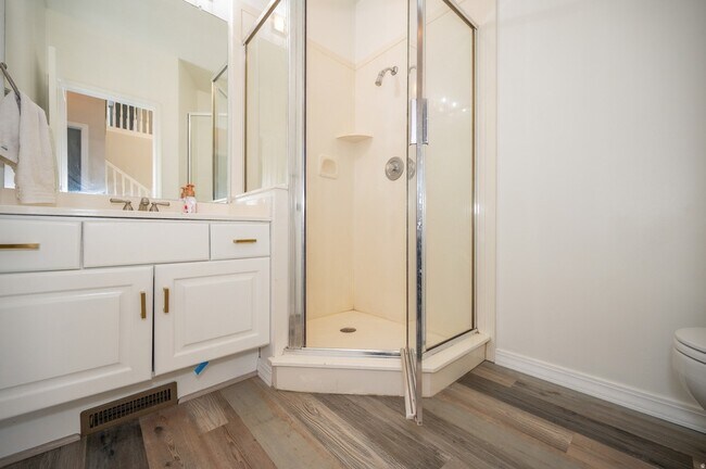 Building Photo - 857 Southfork Dr