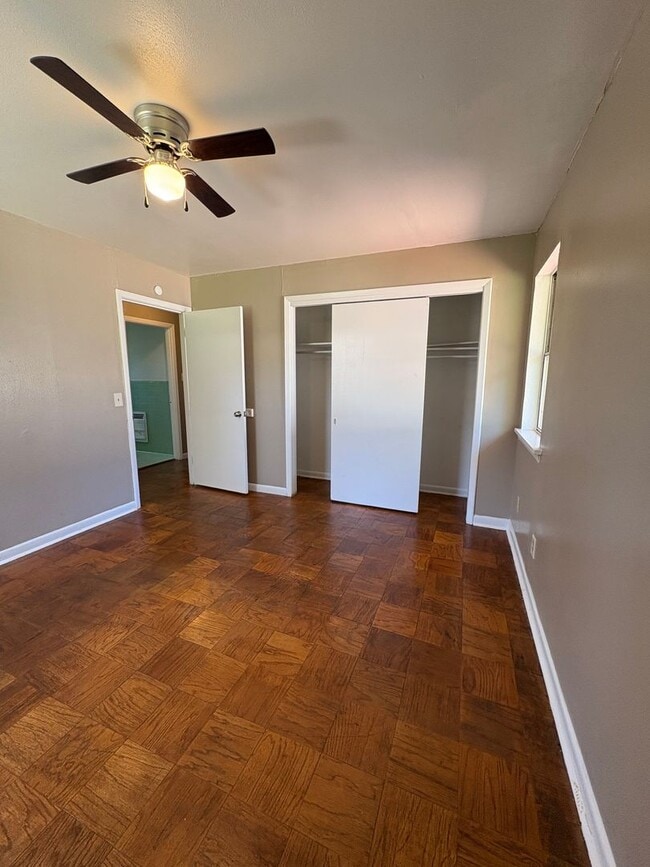 Building Photo - Gorgeous 4 bedroom/1 bath with Central Air and Heat!