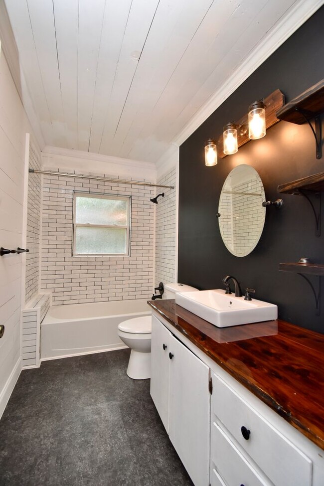 Building Photo - 3 Bed 2 Bath Home on Tech Drive