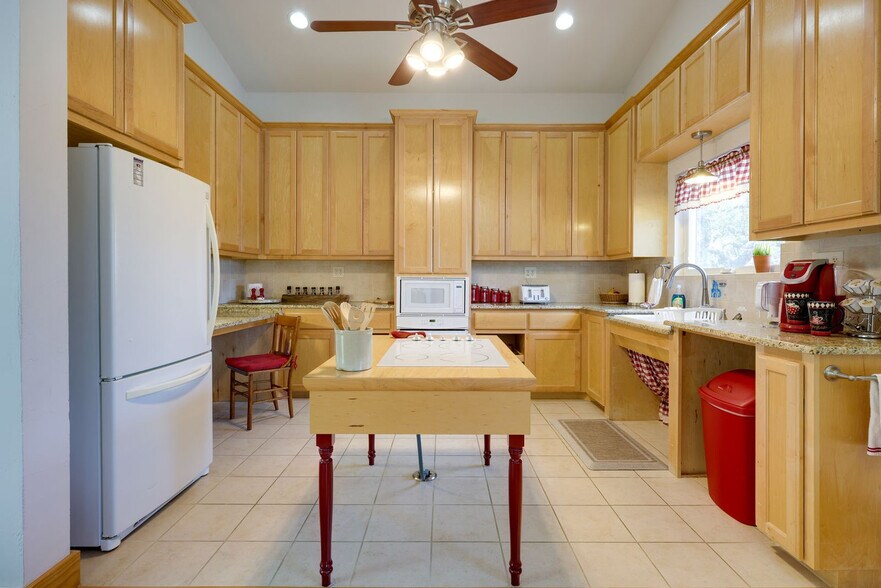 Building Photo - 102 Camey Cir
