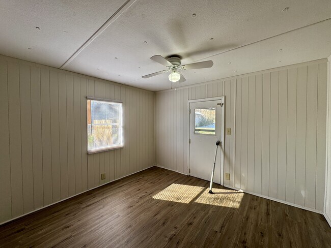 Building Photo - 836 Commerce St