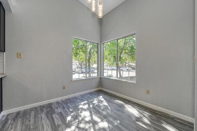 Building Photo - 2 Bedroom 2 Bath Roseville Home