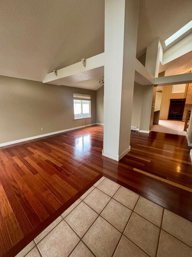 Building Photo - Gorgeous 4 bedroom with Loft and 3 car gar...