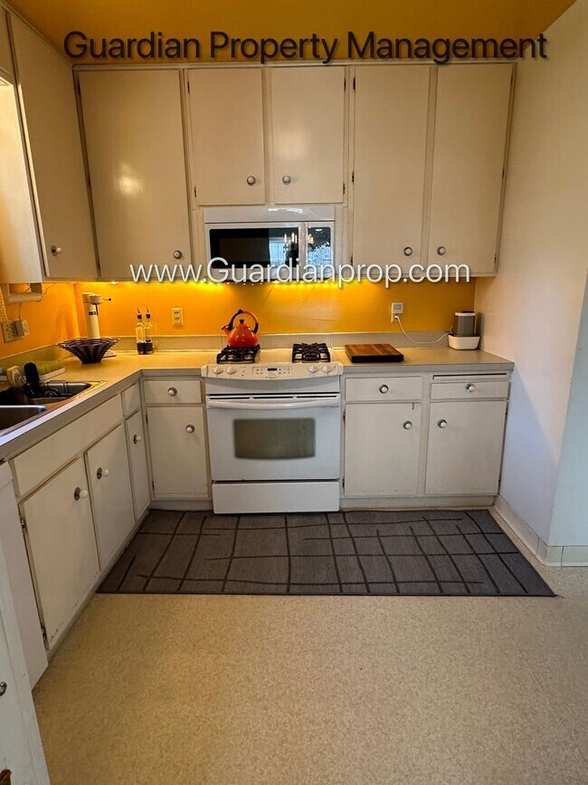 Building Photo - Lake is the Isles Single Family Home, 2 Car Garage, Dishwasher, Fenced Yard