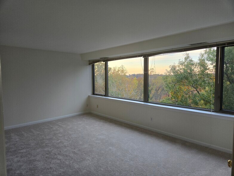 Building Photo - 5450 Whitley Park Ter