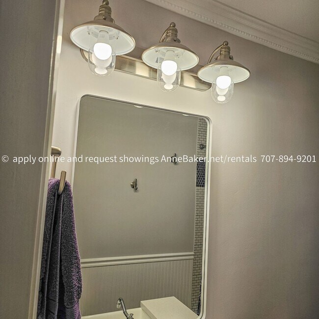 Building Photo - Exquisitely Updated Condo - Must See