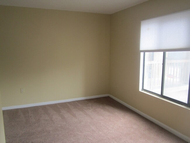 Building Photo - 1600 Park Cir