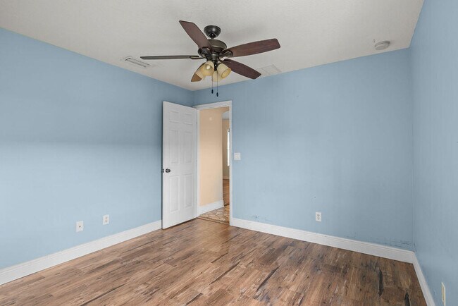Building Photo - 2290 SW Tampico St