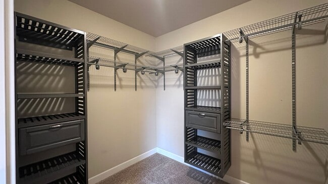 Building Photo - Sign your lease by December 31st and enjoy a $1,000 rent discount applied at move-in!