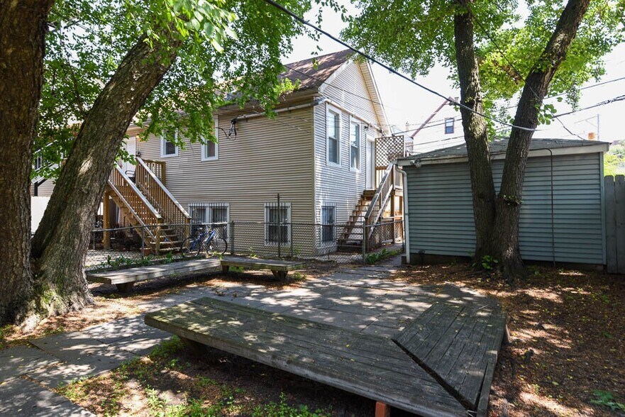 Building Photo - 2615 N Southport Ave
