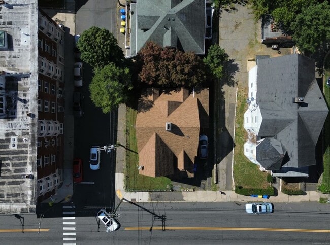 Building Photo - 215 Willow St