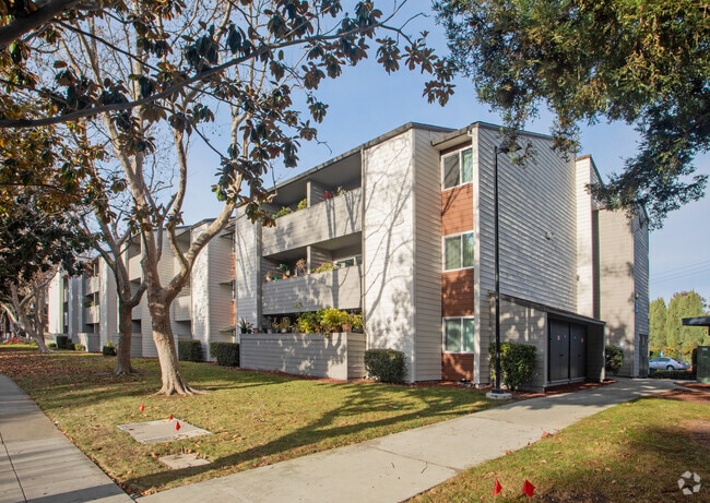 Building Photo - Shorebreeze II Apartments