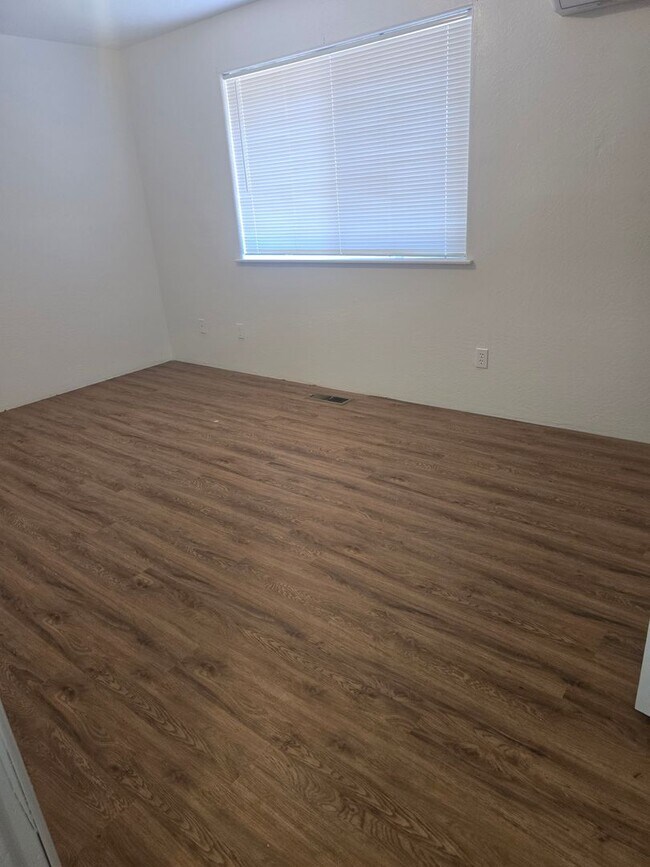 Building Photo - 2 bedroom 1 bath for Rent in Grants Pass