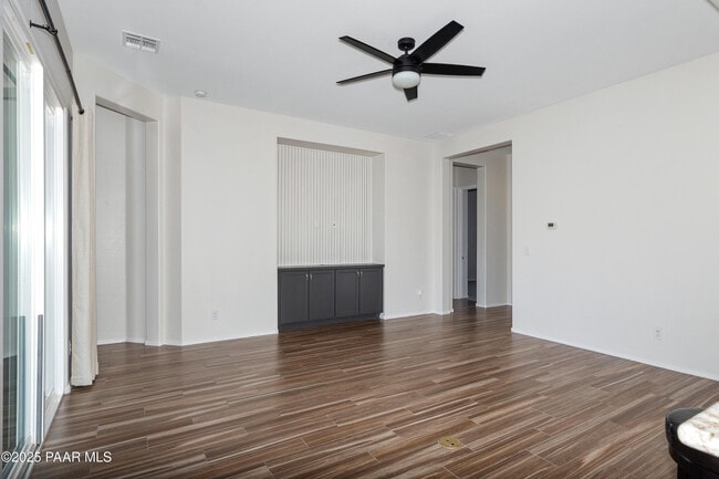 Building Photo - 800 N Morales St