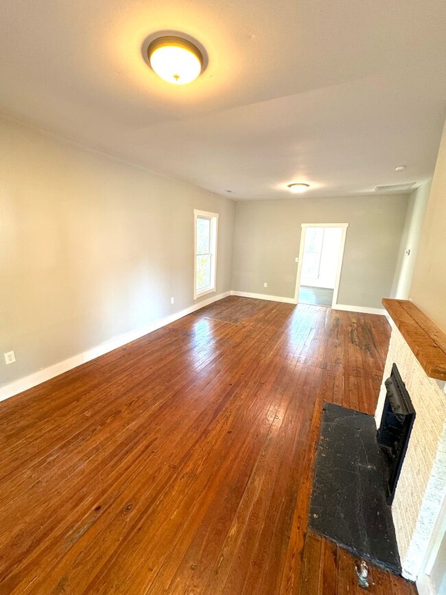 Building Photo - Charming 2 BR 2 BA in St Elmo Leasing Spec...