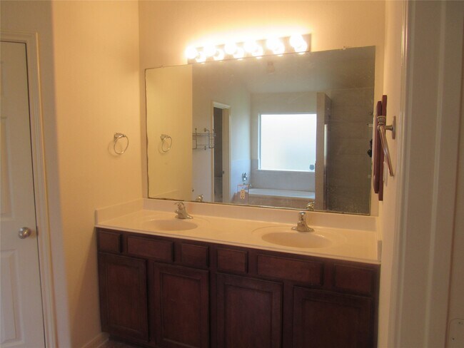 Building Photo - 2611 Colony Haven Cir