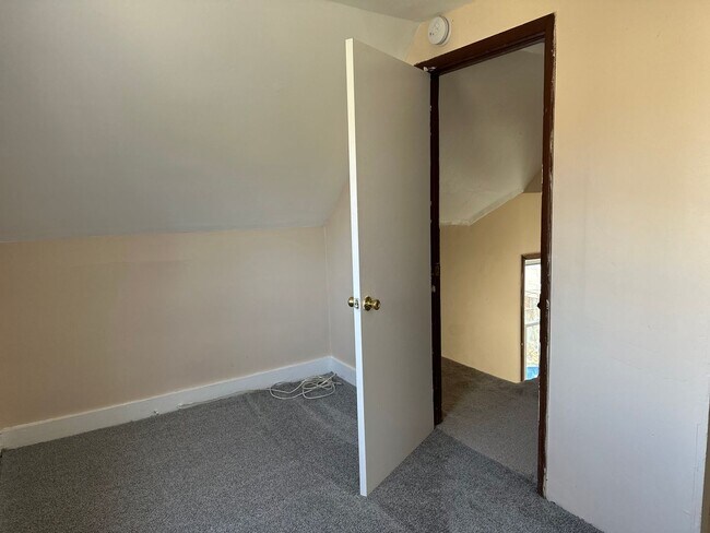 Building Photo - YUO WILL FALL IN LOVE WITH THIS COZY HOME !!!