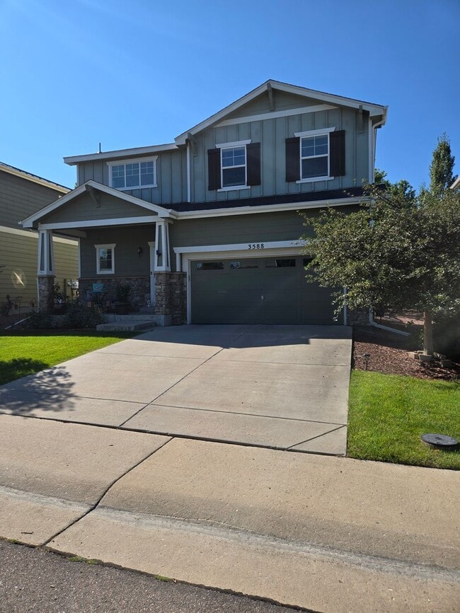 Building Photo - Amazing 3 bedrooms plus a loft, and 2.5 ba...