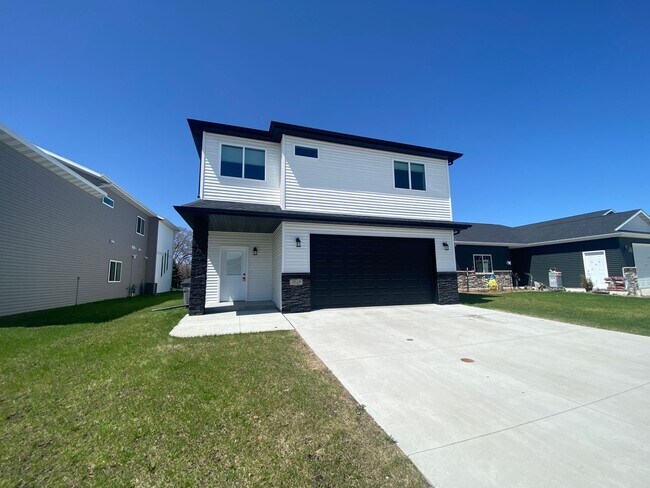 Building Photo - 3-Bed, 3-Bath Single Family Home in Moorhead!