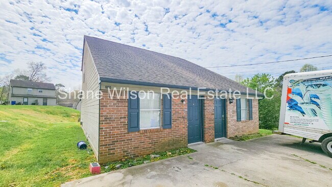 Building Photo - Cute Townhouse Available!