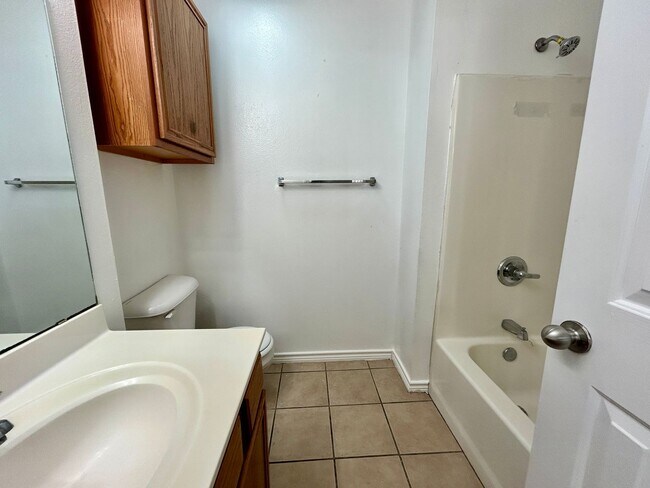 Building Photo - 908 N Belmont Ave