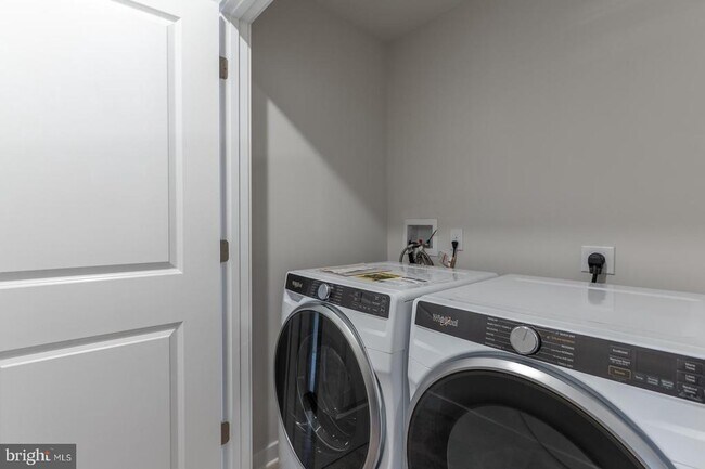 Building Photo - 715 Platinum Dr