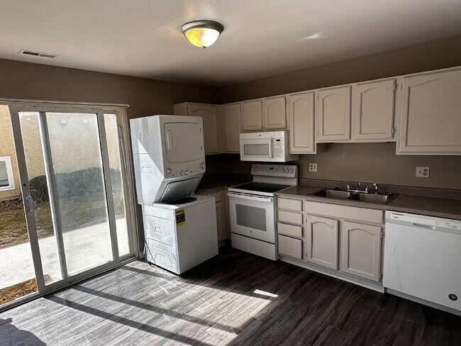 Building Photo - "Charming 2-Bedroom Retreat in Colorado Sp...