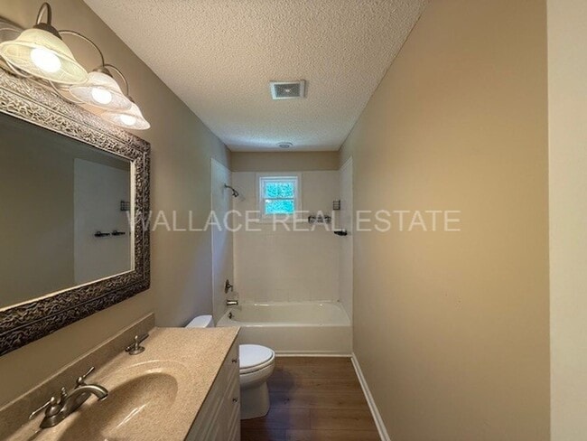 Building Photo - UPDATED 4 BEDROOM IN CRESTWOOD HILLS IN W. KNOXVILLE