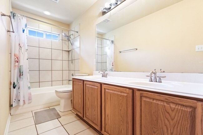 Building Photo - 4 bedroom / 2 bathroom
