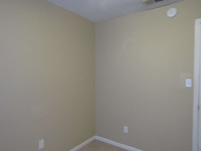 Building Photo - Spacious & Pet-Friendly 3/2 Home in West P...