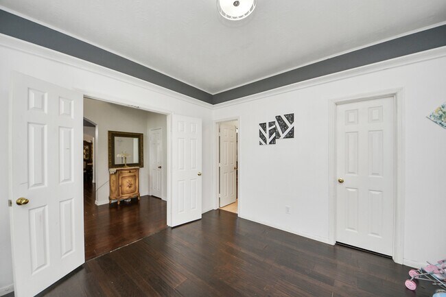 Building Photo - 922 Bayhill Dr