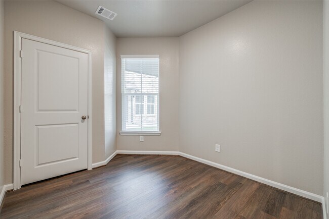 Building Photo - 123 Pk Pl Cir