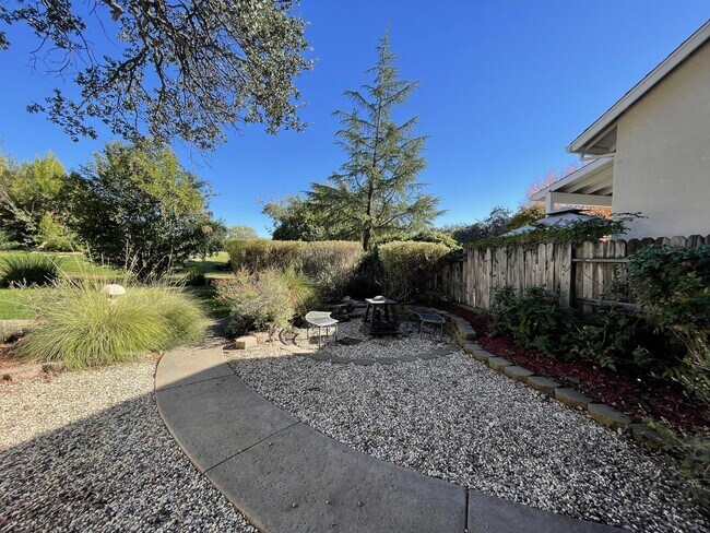 Building Photo - 929 Yosemite Dr