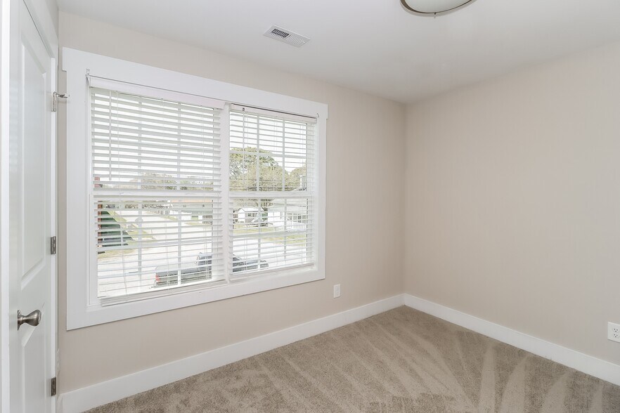 Building Photo - 1020 N Oakwood St