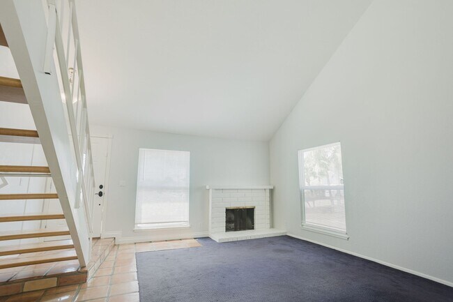 Building Photo - 655 N Noble St