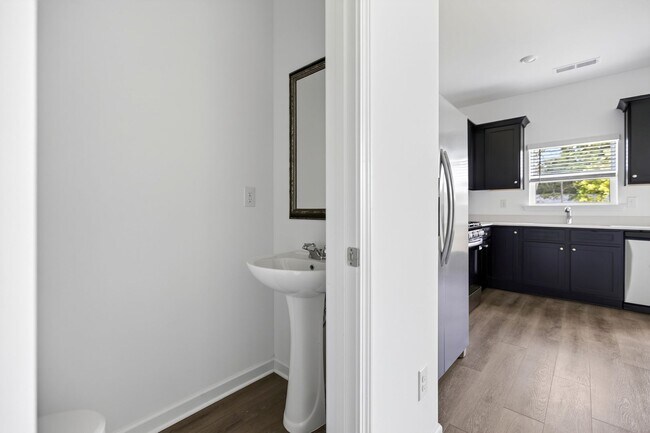 Building Photo - 5044 Highwood Dr