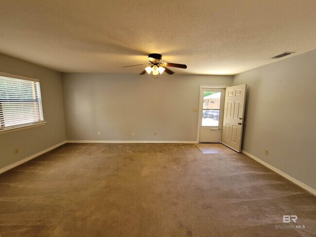 Building Photo - 512 Lake Forest Blvd