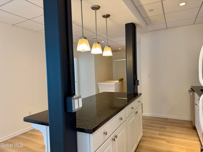 Building Photo - 433 Broadway