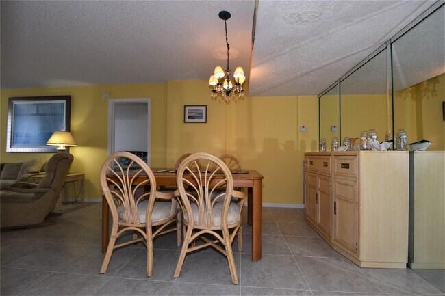 Building Photo - 525 N Ocean Blvd