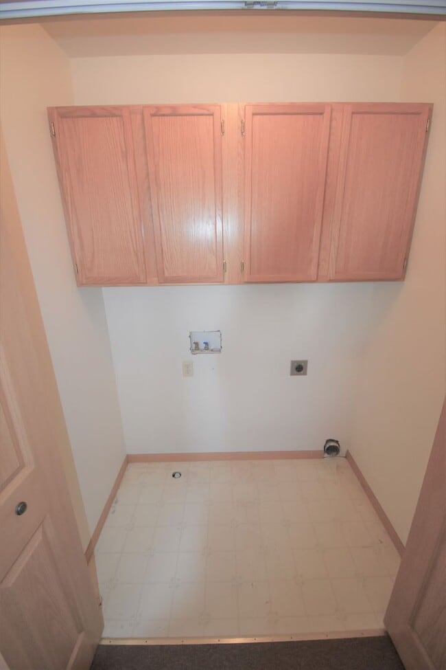 Building Photo - Centrally Located 3b 1.5ba Townhouse with attached Garage and Patio!