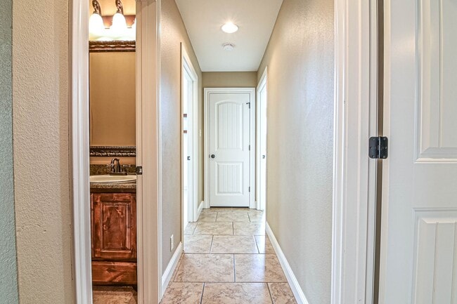 Building Photo - 5811 Oak Creek Drive